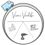 Logo: Vronis Vanlife Kreis als Strasse mit hellblauem Kastenwagen, im Kreisinneren, der Schriftzug Vroni's Vanlife und drei Zeichen für Kochen (Pfanne), Camper Ausbau (Bohrmaschiene) und Vanlife Lifestyle (Landkarte)