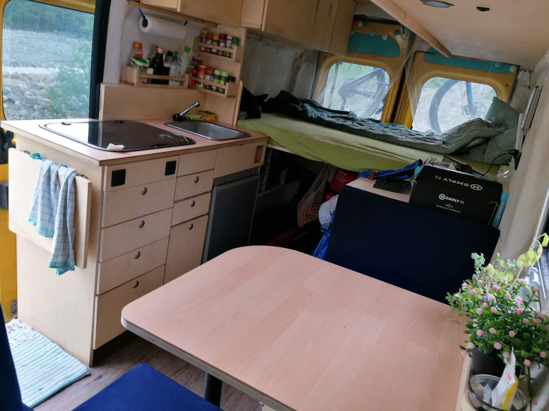 Innenraum vom Van heute nach dem Camper Ausbau