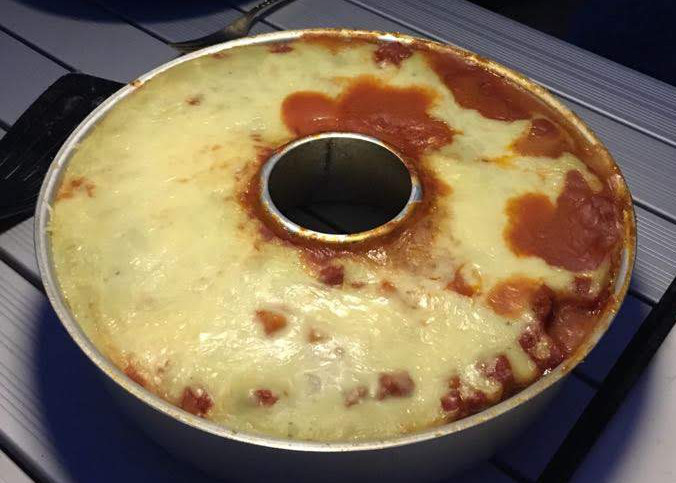 Fertige Lasagne aus dem Omnia Backofen. Zubereitet mit dem Camping Rezept von Vroni's Vanlife