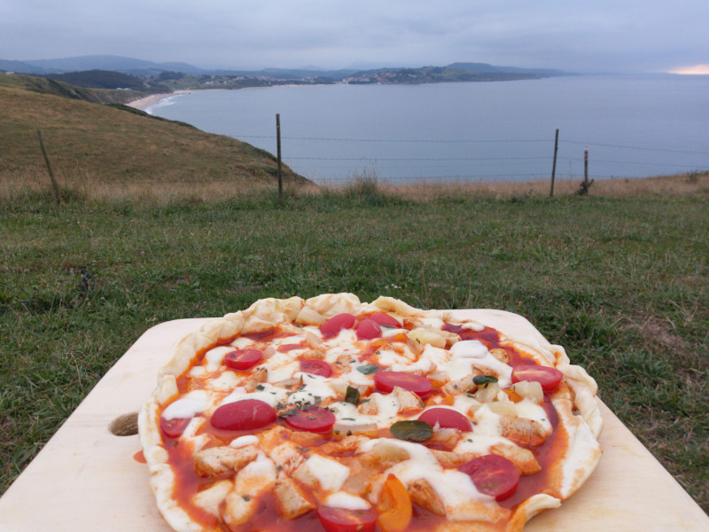 Pizza aus der Vanküche mit Blick auf San Vicente