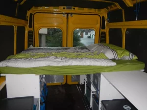 Camper Ausbau: Bett ist fertig
