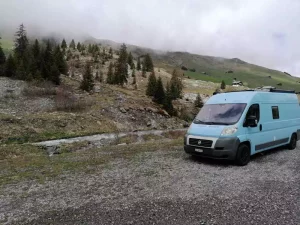 Kalter April-Tag in der Schweiz im Van verbracht beim Start von 6 Monaten Vanlife