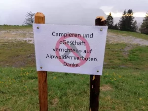 neues Verbotsschild auf einer Bergwiese, Danke Corona - Vanlife in der Schweiz