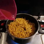 Ablöschen mit Bouillon -Hindersi Alplermagronen