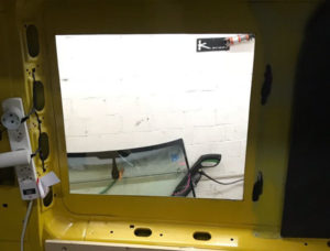 Ausschnitt Seitenfenster beim Camper Ausbau von Vronis Vanlife