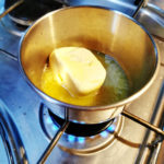 Butter schmelzen für den Grittibänz-Teig aus der Van Küche von Vroni's Vanlife