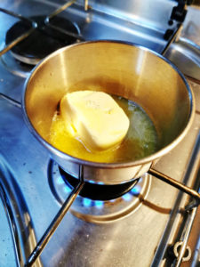 Butter schmelzen für den Grittibänz-Teig aus der Van Küche von Vroni's Vanlife