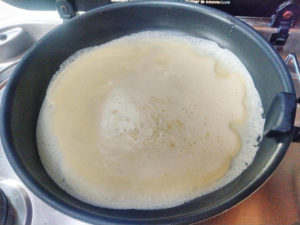 Crêpe anbraten, Rezept aus der Van Küche von Vroni's Vanlife