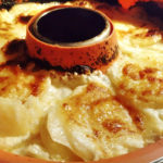 Fertiger Kartoffel Gratin (Nah Aufnahme) aus dem Omnia Backofen, Rezept aus der Camper Küche von Vroni's Vanlife