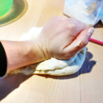 Grittibänz Teig kneten, Rezept aus der Van Küche von Vroni's Vanlife