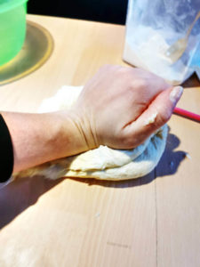 Grittibänz Teig kneten, Rezept aus der Van Küche von Vroni's Vanlife