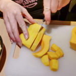 Kürbis in Würfel schneiden für Kürbis Rezepte aus der Van Küche von Vroni's Vanlife