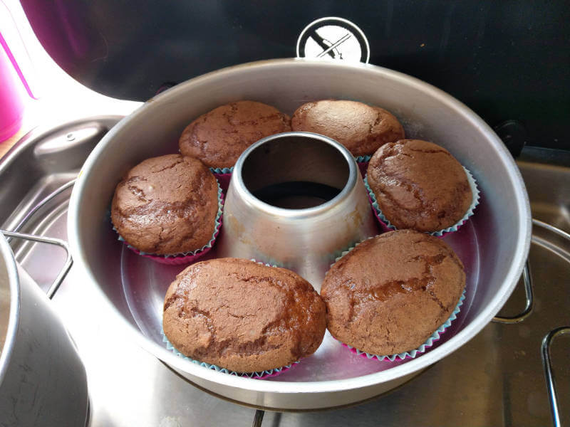 Schoko Muffins aus dem Omnia Backofen nach dem Backen aus der Van Küche von Vroni's Vanlife