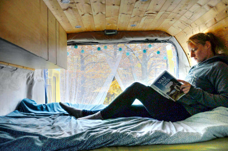 Buch Vangirls von Mandy von movingroovin.de als Weihnachtsgeschenk Idee von Vroni's Vanlife