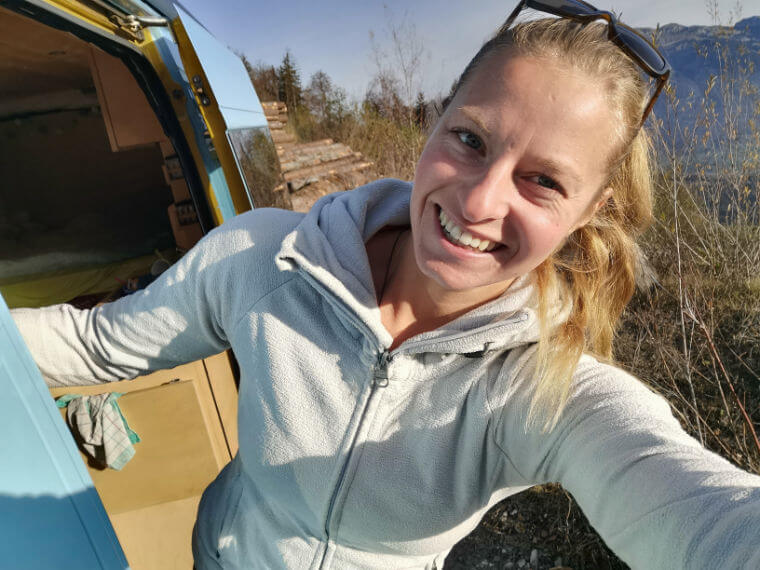 Vroni schaut aus dem Camper, das Gesicht von Vroni's Vanlife