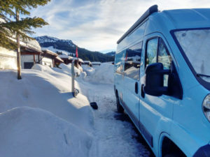Winter Camping im Schnee vom Vangirl Lifestyle von Vroni's Vanlife Camper Winterfest