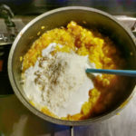 Kürbis Risotto zubereiten, Yogurt & Reibkäse dazugeben, Rezept aus der Van Küche von Vroni's Vanlife