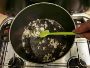 Zwiebeln anbraten für die Kürbis Suppe, Rezept aus der Van Küche von Vroni's Vanlife