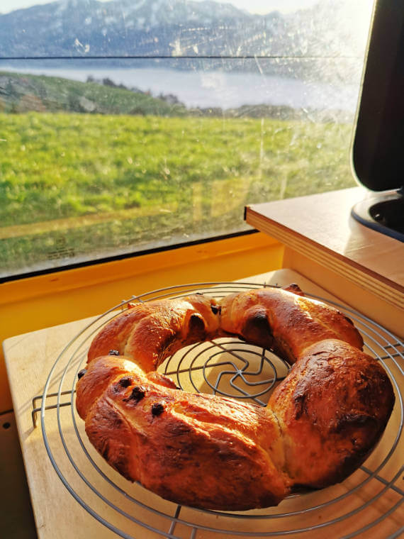 fertig gebackene Grittibänzen aus der Van Küche von Vroni's Vanlife