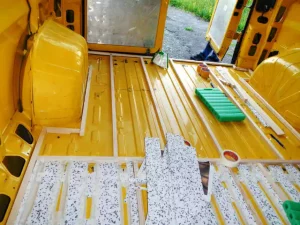 Bodenplatte - Camper Ausbau: Unterkonstruktion an Karosserie-Boden anpassen beim Camper Ausbau von Vroni's Vanlife