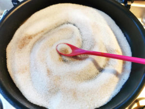 Gebrannte Mandeln - Zuckermischung vermischen - Rezept aus der Van Küche von Vroni's Vanlife
