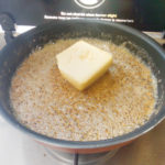Sesam Butter Rezept, Butter hinzufügen und schmelzen, Rezept aus der Van Küche von Vroni's Vanlife
