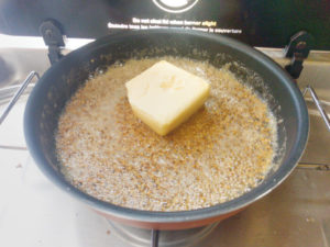 Sesam Butter Rezept, Butter hinzufügen und schmelzen, Rezept aus der Van Küche von Vroni's Vanlife