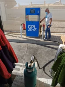 Gas-Tankstelle in Spanien. Fülle deine Gas-Flasche von einem fachkundigen Personal auf.