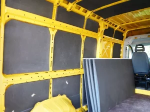 Gelber Kastenwagen, in dem das X-Trem Isolation für den Camper Ausbau eingebaut wird, Projekt von Vroni's Vanlife