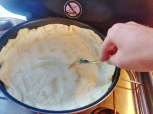 Pizza aus der Pfanne, Pizza Teig mit der Gabel einstechen