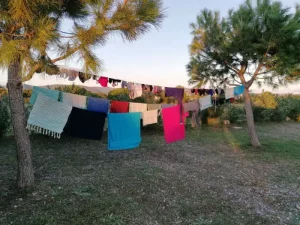 Wäscheleine mit trocknender Wäsche, Wäsche waschen im Vanlife Style