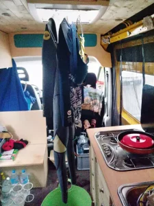 Wäsche im Bus trockner, Camper Style an Dachluke
