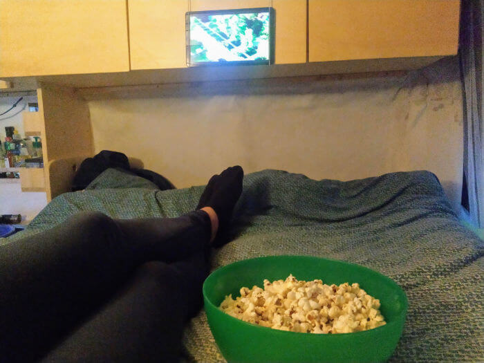 Popcorn im Topf machen und beim Film schauen im Wohnmobil geniessen