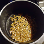 Popcorn im Topf machen, Popcorn Körner mit Öl im Topf erhitzen