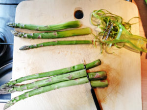 Spargel im unteren Drittel schälen und in längliche Streifen schneiden für das Pasta mit grünem Spargeln - One Pot Rezept