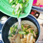Pasta und Spargeln in die Rahm Sauce geben und heiss werden lassen für das Pasta mit grünem Spargel - One Pot - Rezept