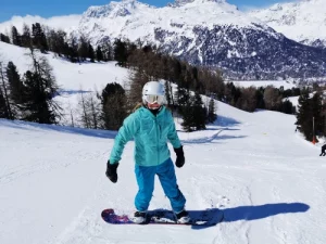 Snowboarden beim Winter Camping - Sport auf Reisen