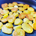 Kartoffeln in der Pfanne anbraten, Schmelz-Kartoffeln Rezept aus Vroni's Vanlife