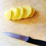 Kartoffeln schneiden, für Schmelzkartoffeln, ein Rezept aus Vroni's Vanlife