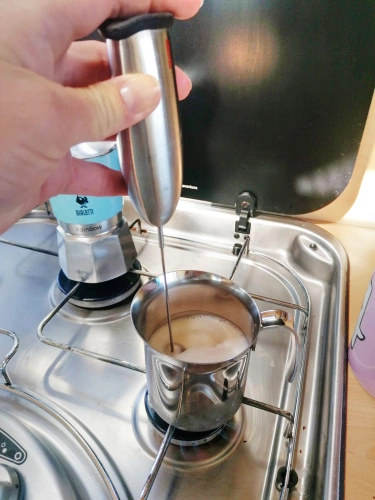 6 Küchen Helfer, die dein Leben im Camper verschönern - Milch Schäumer