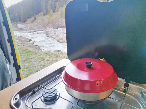 6 Küchen Gadgets, die dein Leben im Camper verschönern - Omnia Backofen