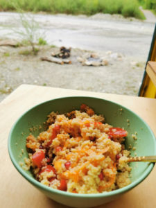 Aussicht mit CousCous Salat mit Karotten und Cherry Tomaten, Rezept aus Vroni's Vanlife