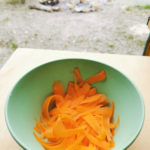Karotten raffeln für Couscous Salat, Rezept von Vroni's Vanlife