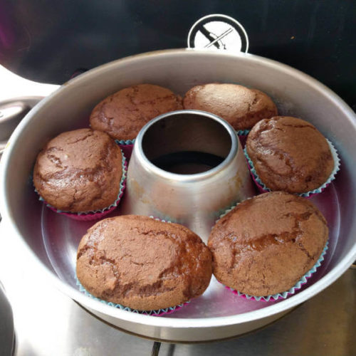 Schoko Muffins nach dem Backen aus der Van Küche von Vroni's Vanlife