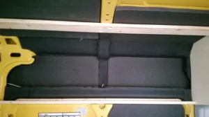 Hochschrank Unterkonstruktion bauen - zwei Latten oben und an der Seitenwand des Kastenwagens