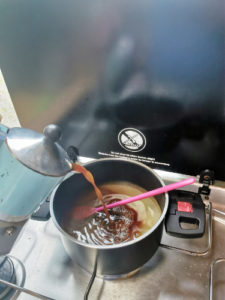 Kaffee aus der Bialetti ins Zucker-Wasser geben, Rezept für Kaffee Sirup im Camper Style