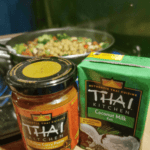 Einfaches Curry - Rezept von Vroni's Vanlife - Curry und Kokosmilch dazugeben