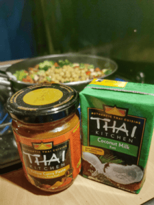 Einfaches Curry - Rezept von Vroni's Vanlife - Curry und Kokosmilch dazugeben