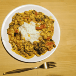Einfaches Curry - Rezept von Vroni's Vanlife - Fertig auf dem Esstisch im Camper
