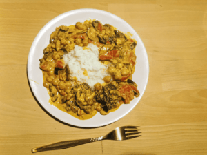 Einfaches Curry - Rezept von Vroni's Vanlife - Fertig auf dem Esstisch im Camper